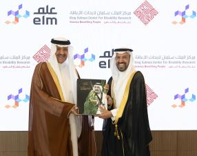 سموه يسلم كتاب الملك سلمان